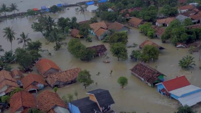 Menko PMK Muhadjir Effendy, Menteri PUPR Basuki Hadimuljono dan Kepala BNPB Doni Monardo melakukan pemantauan lewat udara di lokasi tanggul Sungai Citarum yang jebol dan sejumlah lokasi yang terdampak banjir di Jawa Barat.