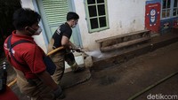 Pembersihan ini dilakukan pasca banjir yang melanda tempat pada pekan kemarin.
