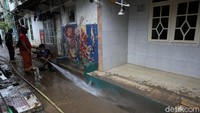 Lumpur dan sampah masih tampak terlihat ditempat ini. 