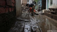 Sejak kemarin banjir yang melanda tempat ini sudah mulai surut.
