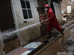 Kala Petugas Damkar Bantu Bersihkan Rumah Warga Pascabanjir