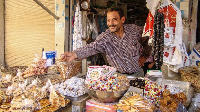 Pedagang Pasar Tradisional Arbil Vendor in small grocery store in Market in downtown Arbil northern Iraq
