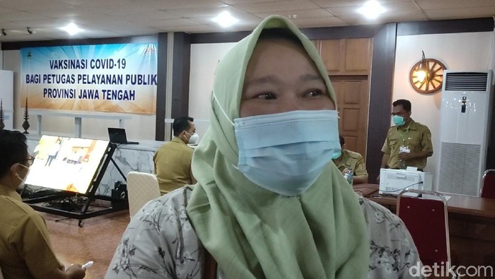 Pedagang Pasar Wonodri, Yanuri Eka Ningsih (40) usai divaksin di Gedung Gradhika Bhakti Praja Semarang.