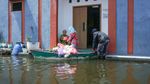 Gegara Banjir, Pedagang Sayur di Pekalongan Jualan Pakai Perahu