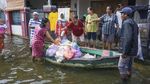 Gegara Banjir, Pedagang Sayur di Pekalongan Jualan Pakai Perahu