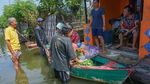 Gegara Banjir, Pedagang Sayur di Pekalongan Jualan Pakai Perahu