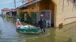 Gegara Banjir, Pedagang Sayur di Pekalongan Jualan Pakai Perahu