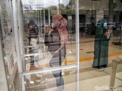Foto: Pembatalan Tiket Perjalanan Kereta Api Jarak Jauh Imbas Banjir