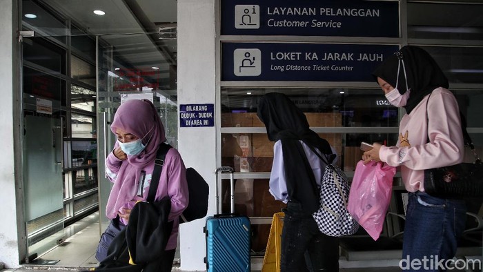 Sejumlah warga melakukan pembatalan tiket KA Jarak Jauh di kawasan Stasiun Pasar Senen Jakarta Pusat,Senin (22/2).PT KAI DAOP 1 Jakarta membatalkan 15 jadwal perjalanan kereta api jarak jauh dari Stasiun Pasar Senen dan Stasiun Gambar. Pembatalan perjalanan kereta ini disebabkan banjir yang menerjang rel di wilayah Kedunggedeh hingga Lemah Abang.