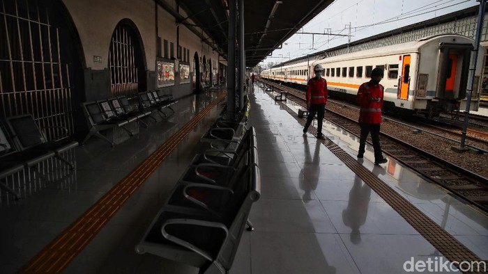 Sejumlah warga melakukan pembatalan tiket KA Jarak Jauh di kawasan Stasiun Pasar Senen Jakarta Pusat,Senin (22/2).PT KAI DAOP 1 Jakarta membatalkan 15 jadwal perjalanan kereta api jarak jauh dari Stasiun Pasar Senen dan Stasiun Gambar. Pembatalan perjalanan kereta ini disebabkan banjir yang menerjang rel di wilayah Kedunggedeh hingga Lemah Abang.