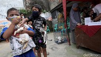 Guna mengantisipasi penyebaran virus Corona, petugas dan warga yang hendak memeriksakan kondisi kesehatan hewan peliharaannya pun diwajibkan menerapkan protokol kesehatan.