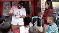Pemeriksaan kesehatan tersebut dilakukan untuk mengantisipasi hewan-hewan peliharaan milik warga yang terdampak banjir terserang penyakit akibat banjir yang melanda kawasan itu beberapa waktu lalu.