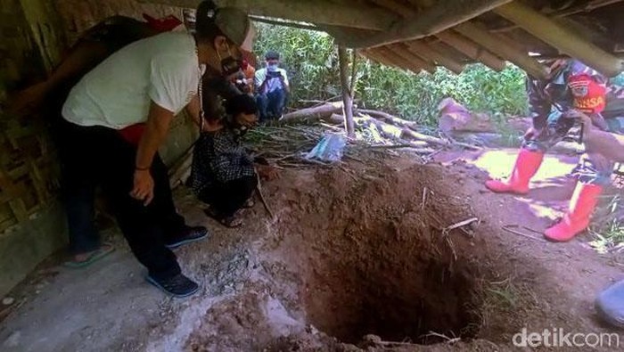 Polisi gelar olah TKP pembunuhan Kasinem yang tulang belulangnya ditemukan di lubang septic tank. Pelaku pembunuhan pun turut dihadirkan polisi.