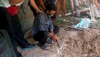 Pantauan detikcom, olah TKP dipimpin oleh Kanit Jatanras Satreskrim Sukabumi Ipda Erikson Sitorus. Pirman (30) pelaku pembunuhan terlihat dihadirkan polisi.