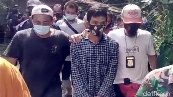Penampakan Pria Pembunuh-Kubur Kasinem di Septic Tank Sukabumi Polisi gelar olah TKP pembunuhan Kasinem yang tulang belulangnya ditemukan di lubang septic tank. Pelaku pembunuhan pun turut dihadirkan polisi.