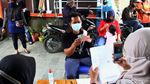 Antusias Warga Cairkan BST Rp 300 Ribu di Depok