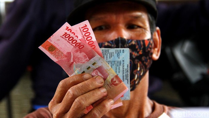 Pencairan Batuan Langsung Tunai Di Depok Pencairan dan BST Rp 300 ribu digelar serentak di 13 RW yang berada di kawasan Depok, Jawa Barat. Warga pun antusias mencairkan bantuan sosial tunai tersebut.