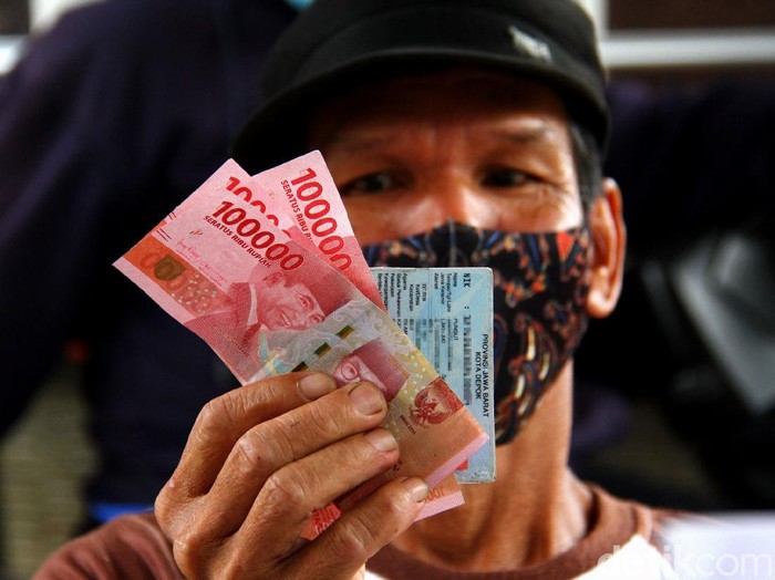 Pencairan dan BST Rp 300 ribu digelar serentak di 13 RW yang berada di kawasan Depok, Jawa Barat. Warga pun antusias mencairkan bantuan sosial tunai tersebut.