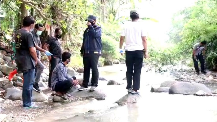Pencarian tulang belulang korban pembunuhan di Sukabumi.