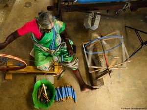Penenun India Beralih ke Alat Tenun Tradisional untuk Lindungi Lingkungan