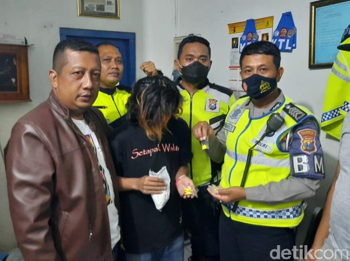 Seorang pengedar obat keras ditangkap di Banyuwangi. Ia diduga pengedar antardaerah.