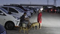 Menurut data BPBD Kabupaten Bekasi, sebanyak 700 Kepala Keluarga (KK) sudah tiga malam berada di pengungsian tersebut.