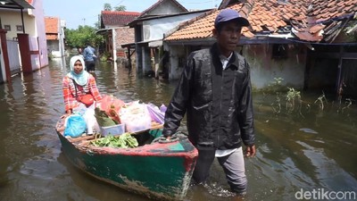 Gegara Banjir, Pedagang Sayur di Pekalongan Jualan Pakai Perahu