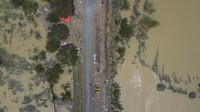 Kondisi rel yang terdampak banjir belum dapat dilalui untuk perjalanan kereta api sehingga hari ini, sehingga seluruh perjalanan kereta api jarak Jauh keberangkatan Stasiun Gambir dan Stasiun Pasar Senen terpaksa dibatalkan.