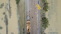 PT KAI membatalkan sementara perjalanan Kereta API (KA) jarak jauh dan KA lokal keberangkatan Daop 1 Jakarta karena adanya kerusakan pondasi batu pada rel karena tergerus air luapan banjir di Lemah Abang Km 55+100 sampai dengan Km 53+600.
