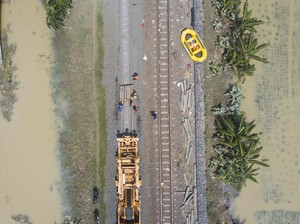 Banjir Mulai Surut, Perbaikan Rel Kereta Tergenang di Bekasi Dikebut