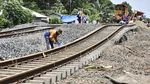 Foto: Rel Kereta yang Kebanjiran di Bekasi Mulai Diperbaiki