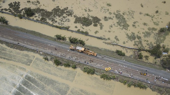 Petugas memperbaiki rel kereta api yang rusak akibat banjir di Kedungwaringin, Kabupaten Bekasi, Jawa Barat, Senin (22/2/2021). PT KAI membatalkan sementara perjalanan Kereta API (KA) jarak jauh dan KA lokal keberangkatan Daop 1 Jakarta karena adanya kerusakan pondasi batu pada rel karena tergerus air luapan banjir di Lemah Abang Km 55+100 sampai dengan Km 53+600. ANTARA FOTO/ Fakhri Hermansyah/aww.