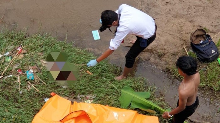 Polisi melakukan olah TKP di lokasi penemuan jasad bayi di Pinggir Sungai Cimanuk, Garut.