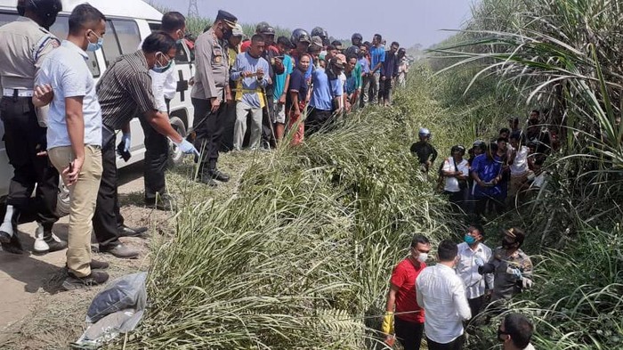 Polisi olah TKP penemuan mayat pasutri yang diduga korban pembunuhan (Dok Humas Polres Binjai)