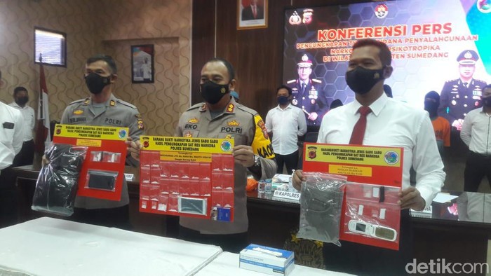 Polisi perlihatkan barang bukti dari kurir sabu yang ditangkap di Sumedang.