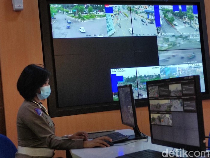 Polwan memantau CCTV di kantor Ditlantas Polda Jateng, Semarang, Senin (22/2/2021).