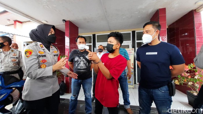 Pria di Palembang ditangkap saat berupaya mencuri sepeda motor. Dia mengaku memilih mencuri sepeda motor karena gagal mencuri ayam (Prima Syahbana/detikcom)
