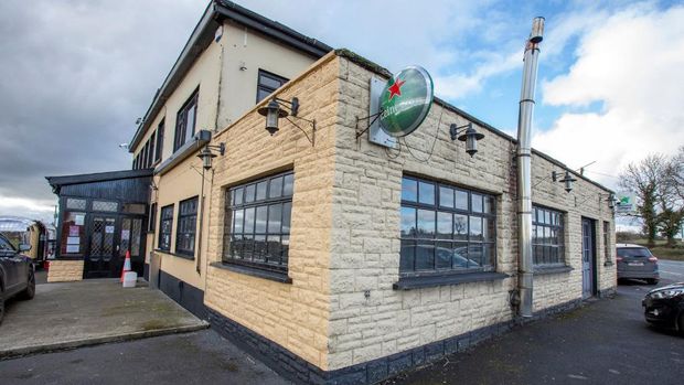 Pub jadi rumah sakit hewan di Irlandia. (Photo by PAUL FAITH / AFP) / To go with AFP story by Joe STENSON