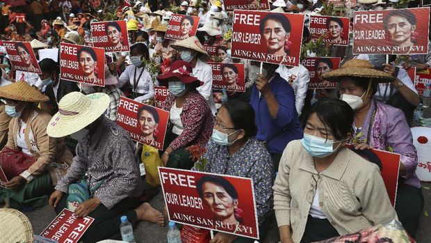 Protesters hold images of ousted leader Aung San Suu Kyi during an anti-coup protest in Mandalay, Myanmar, Sunday, Feb. 21, 2021. Police in Myanmar shot dead a few anti-coup protesters and injured several others on Saturday, as security forces increased pressure on popular revolt against the military takeover. (AP Photo)
