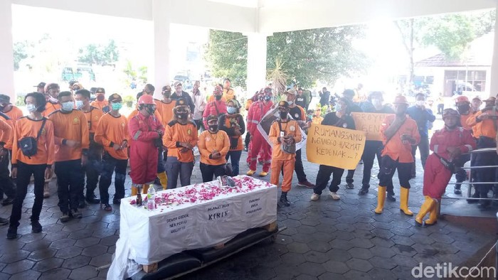 Relawan COVID-19 geruduk kantor DPRD Bantul, Senin (22/2/2021).