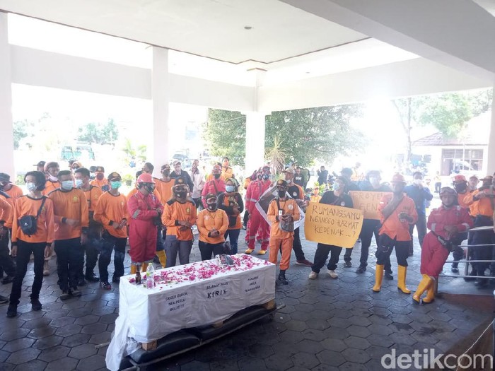 Relawan COVID-19 geruduk kantor DPRD Bantul, Senin (22/2/2021).