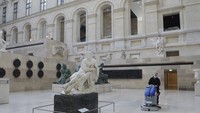 Setiap sudut Louvre dibenahi dengan sangat hati-hati.