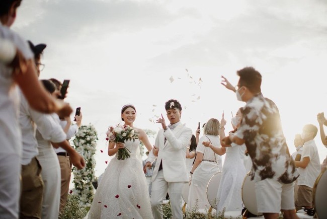 Pasangan ini sempat mengalami berbagai tantangan dalam hubungan mereka karena beberapa perbedaan.  Mereka berbeda keyakinan sebelum Reza Arap memutuskan untuk memeluk Buddha. Usia keduanya pun terpaut sembilan tahun. Namun Reza dan Wendy berhasil melaluinya hingga akhirnya menikah di 2021. Foto: Dok. Instagram @dinarastika.films.