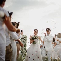 Pasangan ini sempat mengalami berbagai tantangan dalam hubungan mereka karena beberapa perbedaan.  Mereka berbeda keyakinan sebelum Reza Arap memutuskan untuk memeluk Buddha. Usia keduanya pun terpaut sembilan tahun. Namun Reza dan Wendy berhasil melaluinya hingga akhirnya menikah di 2021. Foto: Dok. Instagram @dinarastika.films.