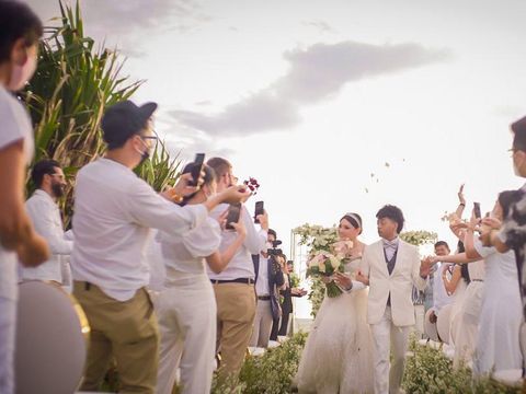 Reza Arap dan Wendy Walters Menikah, Busana Pengantinnya ...
