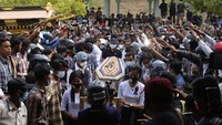 Ribuan orang menghadiri pemakaman tersebut.