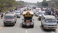 Iring-iringan kendaraan yang ikut mengantarkan jenazah Mya Thwet Thwet Khine.