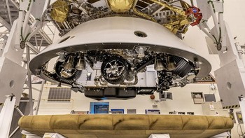 Begini wujudnya saat dalam finalisasi pembuatan di pabriknya. Rover Perseverance kira-kira seukuran mobil SUV yang berarti cukup besar. Foto: NASA