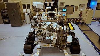 Desain Perseverance berbasis rover NASA sebelumnya, Curiosity, dengan berbagai penambahan fitur. Selain lebih canggih, materialnya pun lebih kuat. Rover ini dibuat di Jet Propulsion Laboratory, dekat Pasadena, California. Foto: NASA