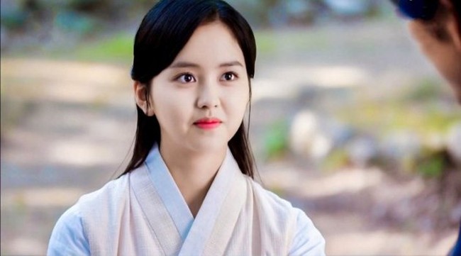 8. Kim So HyunKim So Hyun yang juga memulai akting sejak kecil kini mulai menarik para penonton dengan imej dewasanya. Wanita 21 tahun tersebut kini seang bermain dalam drama River Where the Moon Rises. Foto: dok. MBC